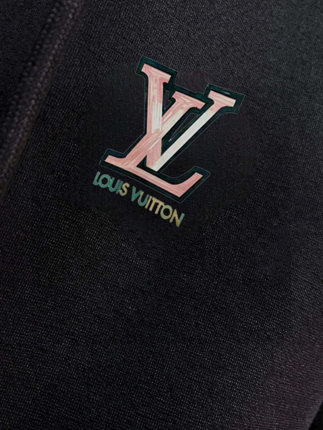 🅿️420 [LV Louis Vuitton] (Fat Man Gospel) hot-selling suit is coming. Focus on the original version of the official website. 2025 new hot-selling cardigan sweater suit. The original order is the best. 🇭🇰The meticulous work of top designers is dedicated to a fitting and perfect upper body effect. All-natural high-quality Roman cotton 100%, close-fitting comfort, noble and elegant! Original hardware embodies elegance and nobility! Counter size: M-5XL (maximum wear up to 220 pounds)